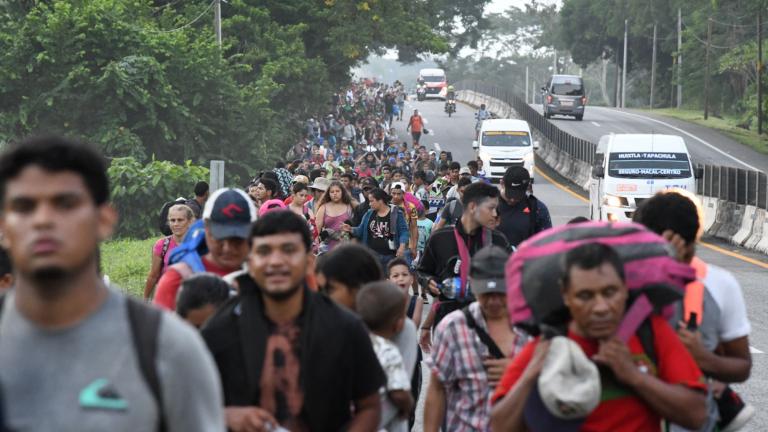 Migrantes participan en una caravana rumbo a la frontera con los Estados Unidos en Tapachula, estado de Chiapas, México, el 31 de octubre de 2023.  Foto: AFP