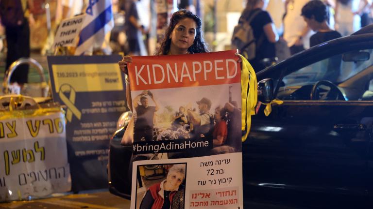 Una mujer asiste a una concentración que exige la liberación de los rehenes tomados en el ataque del 7 de octubre, en Tel Aviv el 31 de octubre de 2023. Foto: AFP