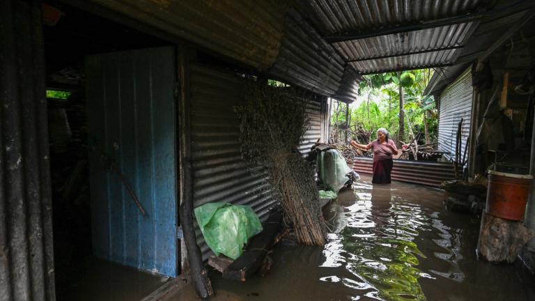 Una mujer de edad avanzada se encuentra en su casa inundada después del paso de la Tormenta Tropical Pilar en la aldea de Los Ángeles, en Zacatecoluca, El Salvador, el 1 de noviembre de 2023. Foto: AFP