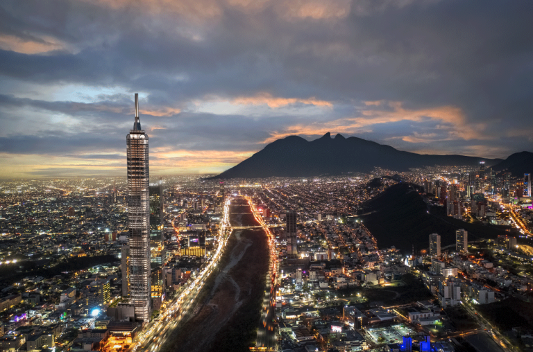 Proyección de la Torre Rise. Al fondo, el cerro de la Silla, en la capital de Nuevo León. Foto: Ancore Group