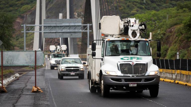 La Comisión Federal de Electricidad logra reconectar al 90% de los afectados por el huracán Otis en Guerrero. Foto: Reuters