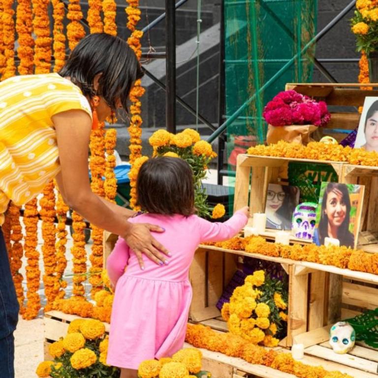 Ofrenda en memoria de las mujeres víctimas de feminicidio en México. Foto EE: Mujeres Vivas, Mujeres Libres