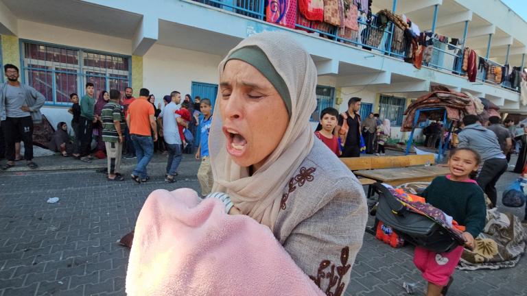 Al menos un ataque alcanzó el patio de la escuela, donde había tiendas de campaña para familias desplazadas. Foto: Reuters.