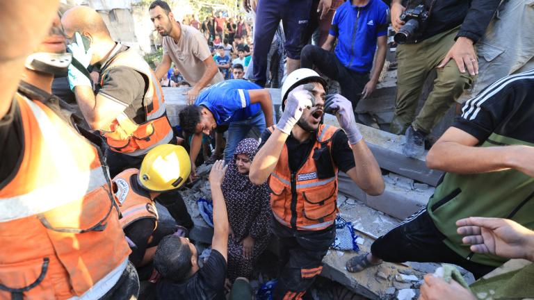 Una mujer de 47 años cuenta que en un bombardeo perdió a dos de sus hijas y a dos de sus nietos, entre ellos un bebé de pocos días. Foto: AFP.