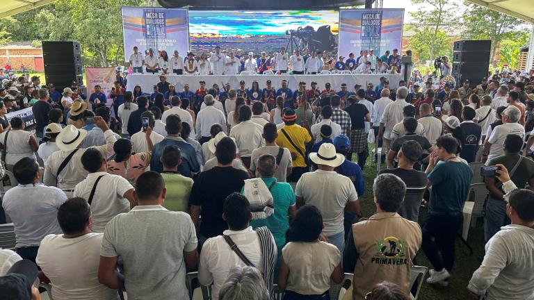 Personas participan en la instalación de los diálogos de paz entre los disidentes de la guerrilla de las FARC que se hacen llamar la Central del Estado Mayor (EMC) y el gobierno colombiano, en Tibú, Colombia, el 8 de octubre de 2023. Foto: Reuters