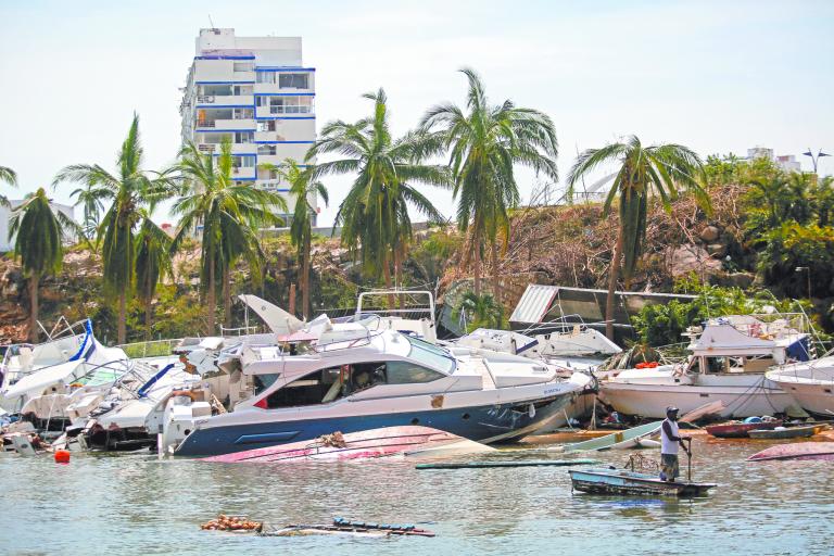 A dos semanas del impacto de Otis, aún se deben retirar toneladas de escombros que dejó a su paso el fenómeno natural en el puerto de Acapulco. Foto: Reuters.