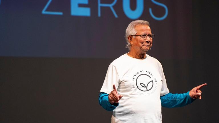 El banco de Muhammad Yunus ha logrado generar un cambio en su comunidad a partir de la confianza e impulsar el talento femenino.