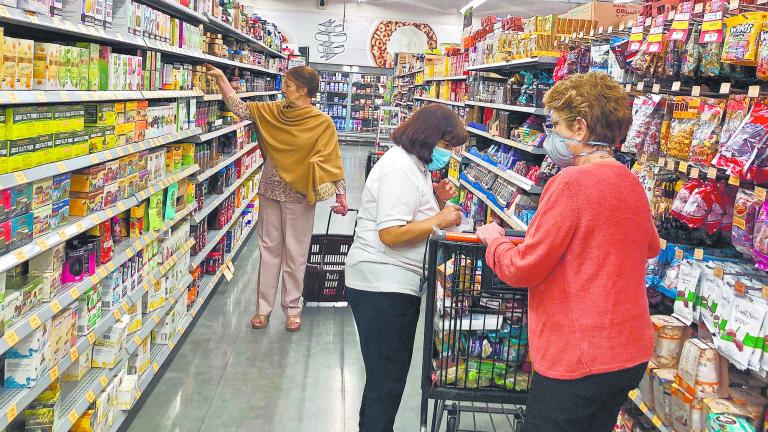 Compras de p�nico dejan sin cubrebocas y gel antibacterial a farmacias y supermercados de la ciudad.