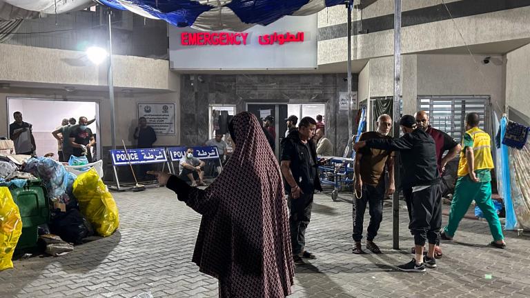 La gente se encuentra afuera de la sala de emergencias del hospital Al-Shifa en la ciudad de Gaza. Foto: AFP