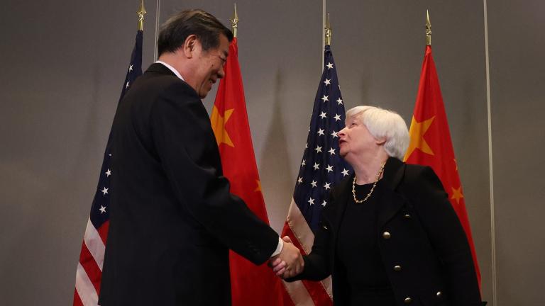 El viceprimer ministro chino, He Lifeng y la secretaria del Tesoro estadounidense, Janet Yellen. Foto: AFP.