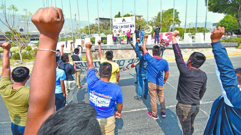 A 67 meses de la desaparici√≥n de los 43 normalistas de Ayotzinapa, un reducido grupo de estudiantes y del colectivo Los Olvidados de Ayotzinapa realizaron un mitin en Chilpancingo para insistir en la exigencia de justicia