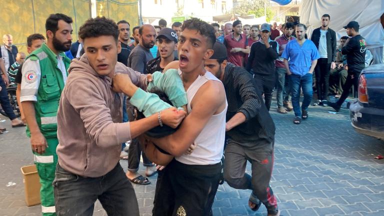 Palestinos llevan a una víctima de los ataques israelíes en el hospital Al Shifa de la Ciudad de Gaza el 9 de noviembre de 2023.  Foto EE: Reuters