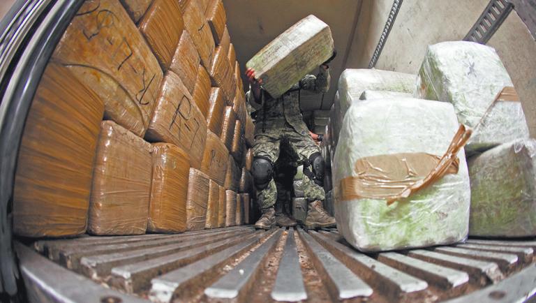 CULIAC¡N, SINALOA, 08JULIO2014.- En un operativo de elementos del ejercito mexicano de la novena zona militar, fueron decomisadas alrededor de 15 toneladas de marihuana, la cual se encontraba empaquetada en el interior de una vivienda que fungÌa como taller ubicada en la colonia Ferrocarrilera, calle Jose MarÌa Leyva enfrente de la escuela Rafael Buelna, parte de la droga se localizo en una caja refrigerada de un trailer, durante el operativo no se logro la detenciÛn de ninguna persona.FOTO: RASHIDE FRIAS /CUARTOSCURO.COM