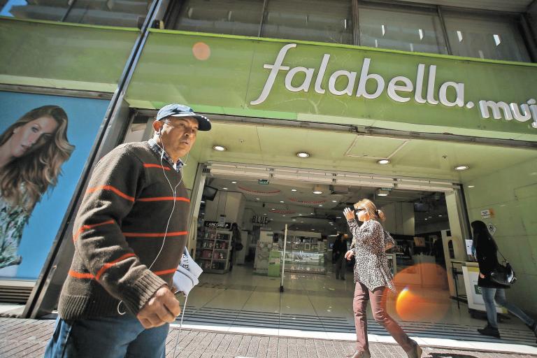 La empresa logró reducir su razón de deuda financiera neta sobre Ebitda en 0.4 puntos. Este es uno de los factores de la situación de Falabella que más preocupa a inversionistas y clasificadoras de riesgo.