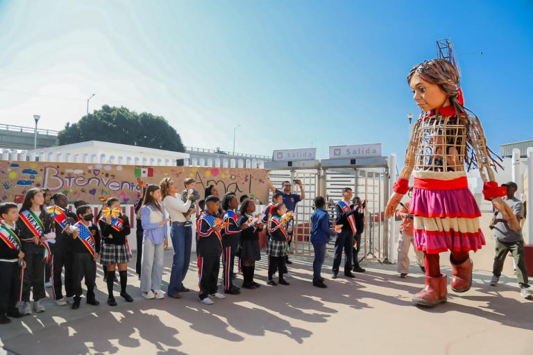 Bienvenida a Amal en la garita El Chaparral, Tijuana. Foto: The Walk Productions