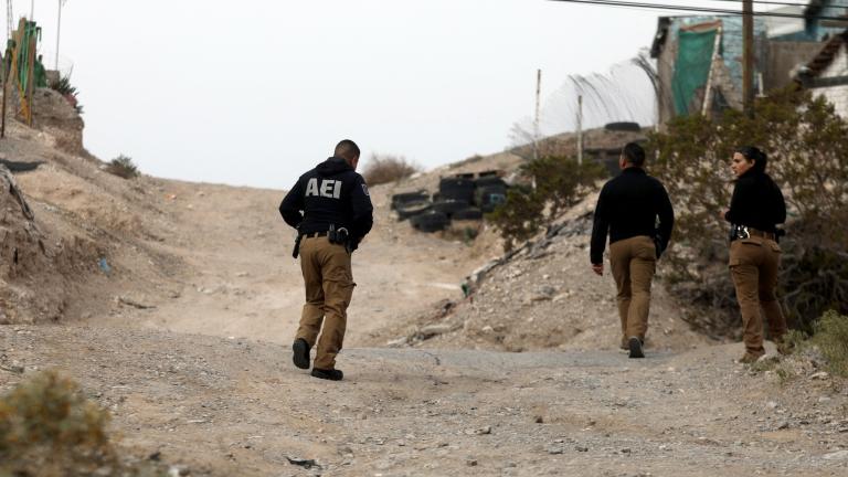 Agentes de la Fiscalía de Chihuahua revisan el área donde fue asesinado el fotoperiodista de El Heraldo de Juárez, Ismael Villagómez Tapia, en Ciudad Juárez, estado de Chihuahua, México, el 16 de noviembre de 2023. Foto: AFP