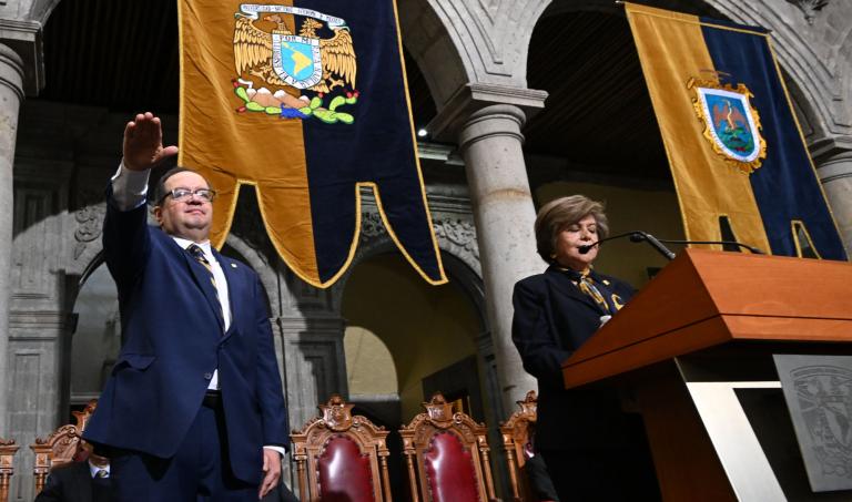 Leonardo Lomelí Vanegas asumió la Rectoría de la UNAM, en el Palacio de la Antigua Escuela de Medicina. Foto EE: Cortesía UNAM.