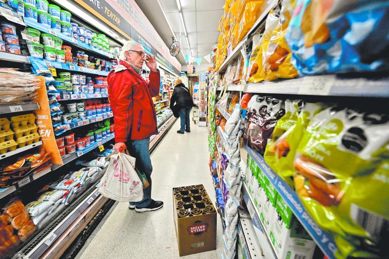 Argentina está sumida en una crisis económica, con una inflación anualizada de 140% y cuatro de cada diez argentinos en pobreza. Foto: AFP.