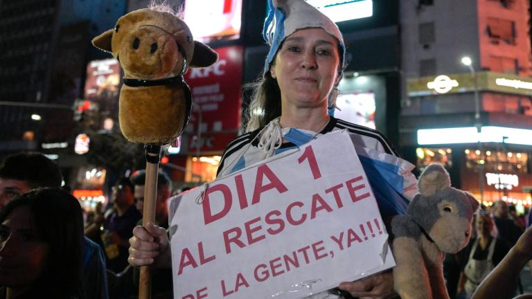 El virtual presidente de Argentina aseguró que impulsará la eliminación del control de cambios, pero que para ello buscará primero resolver la deuda emitida por el Banco Central. Foto: AFP.