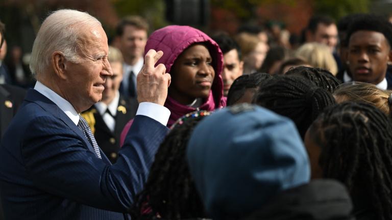 El presidente de Estados Unidos, Joe Biden, cruza los dedos mientras habla sobre un alto el fuego en Gaza. Foto: AFP.