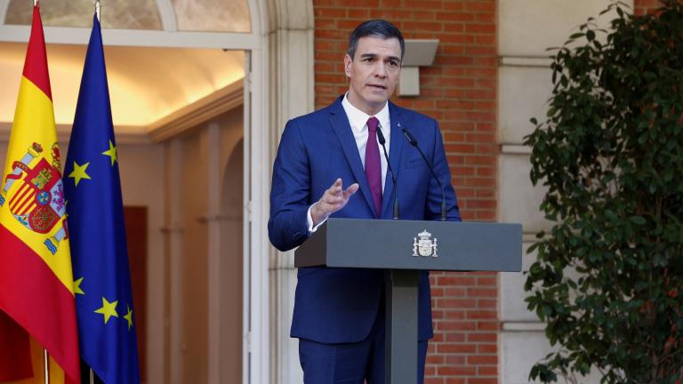  El primer ministro de España, Pedro Sánchez, se dirige a una rueda de prensa para presentar la composición de su nuevo gobierno en el Palacio de La Moncloa en Madrid. Foto AFP