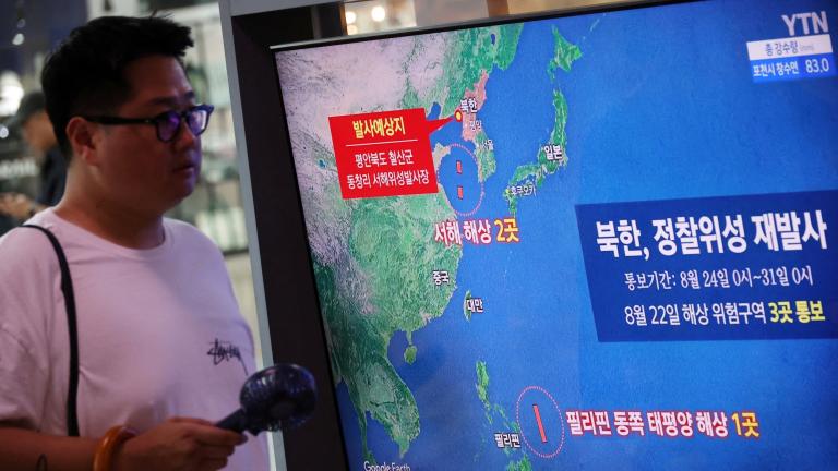  Un hombre pasa junto a un televisor que transmite un informe de noticias sobre el lanzamiento de un cohete espacial por parte de Corea del Norte, en una estación de tren en Seúl, Corea del Sur, el 24 de agosto de 2023.  Foto: Reuters