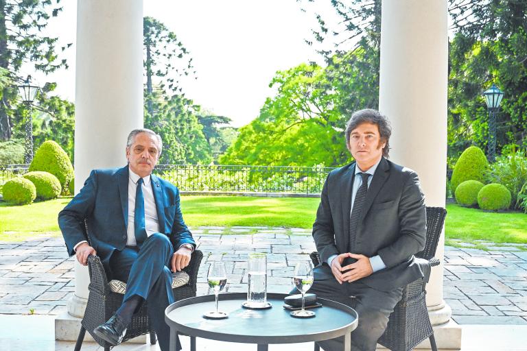 El presidente saliente de Argentina Alberto Fernández recibió ayer a Javier Milei, presidente electo. Foto: Reuters