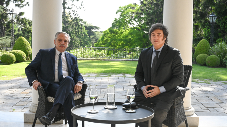 El presidente argentino saliente, Alberto Fernández, y el presidente electo Javier Milei se reunieron este martes 21 de noviembre para iniciar con el proceso de transición. Foto: Reuters