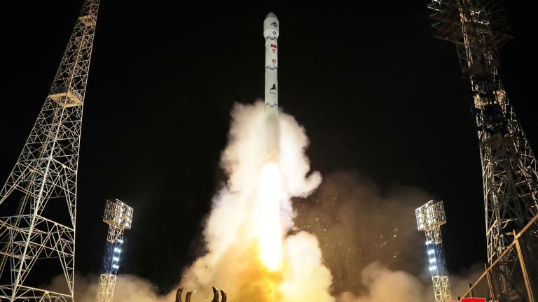 Esta imagen tomada el 21 de noviembre de 2023 y difundida por la Agencia Central de Noticias de Corea del Norte (KCNA, por sus siglas en inglés) el 22 de noviembre de 2023 muestra un cohete que lleva el satélite de reconocimiento 'Malligyong-1' siendo lanzado desde el Sitio de Lanzamiento de Satélites Sohae en la provincia de North Phyongan.  Foto: AFP