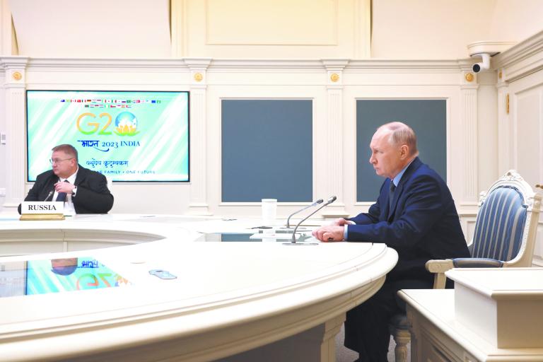 El presidente ruso Vladimir Putin durante su participación virtual en el G20 la mañana de ayer en Moscú. Foto: AFP