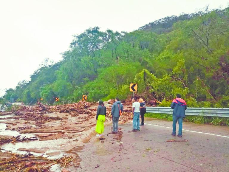 Se estima que las reparaciones en las carreteras cercanas a Acapulco concluyan el siguiente mes. Foto: Cuartoscuro