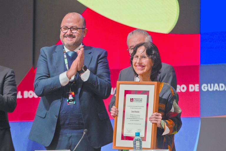 Coral Bracho recibió el Premio FIL de Literatura 2023 de manos del rector de la UdeG, Ricardo Villanueva Lomelí. Foto: Cortesía