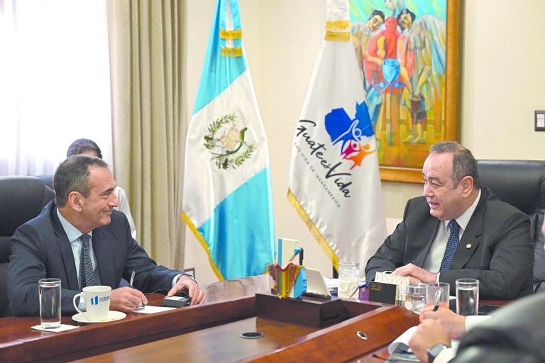 Philip Gordon, asesor de Kamala Harris y el presidente de, Guatemala Alejando Giammattei, ayer en la oficina del segundo en Ciudad de Guatemala. Foto: Especial