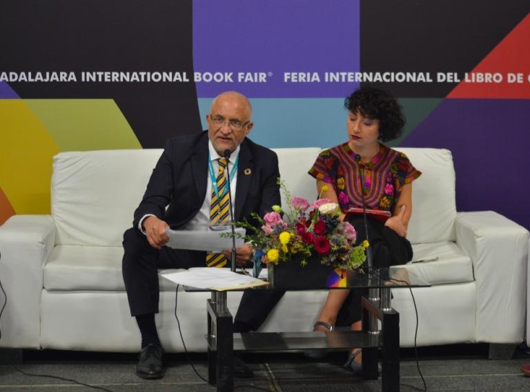 Hugo Setzer Letsche y Sonia Batres, en la conferencia de la Caniem. Foto EE: Ricardo Quiroga