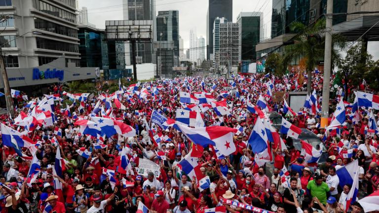 Las personas celebran la decisión de la Corte Suprema que declaró el contrato con la empresa minera canadiense First Quantum y su subsidiaria Minera Panamá como "inconstitucional" en la Ciudad de Panamá el 28 de noviembre de 2023.  Foto: AFP