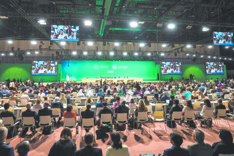 Los delegados asistentes a la conferencia celebraron el acuerdo de un fondo para catástrofes climáticas en favor de los países más pobres. Foto: AFP