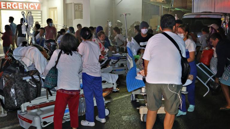 Personal médico de Filipinas evacua a los pacientes de un hospital de la ciudad de Butuan, en la isla sureña de Mindanao, luego del sismo magnitud 7.6. Foto: AFP.