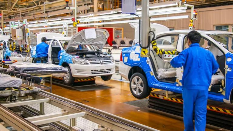 El grueso de la producción china se centraba en la fabricación de vehículos industriales, mientras que la producción de automóviles para pasajeros era simbólica. Foto: Shutterstock.