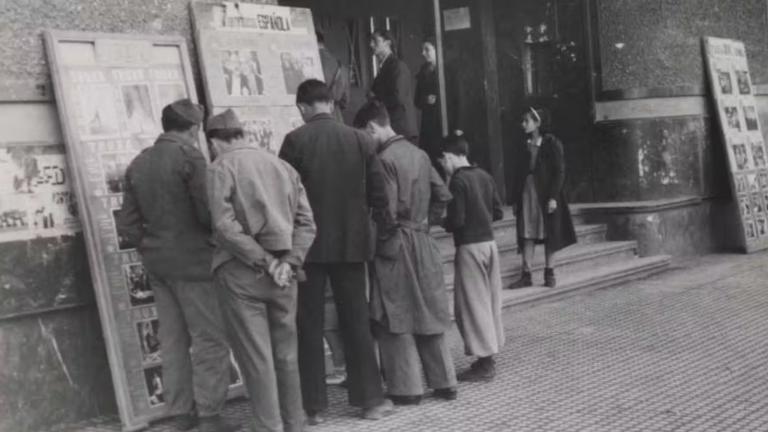 Ciudadanos ante la cartelera del cine Avenida de Burgos en 1938, tras la conquista de la ciudad por el bando franquista. Foto: CReative Commons.