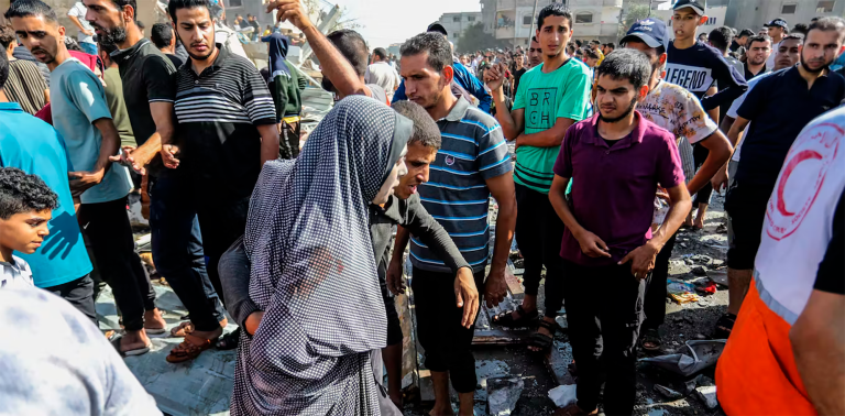 Supervivientes de un ataque aéreo israelí en la ciudad de Rafah, en el sur de la Franja de Gaza, el 10 de noviembre de 2023. Foto: Shutterstock