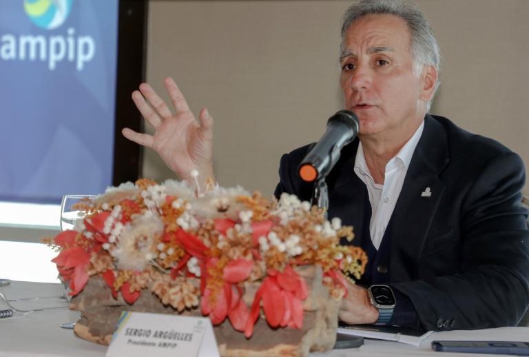 Sergio Argüelles, presidente de la Ampip, en conferencia de prensa. Foto: EE Hugo Salazar.