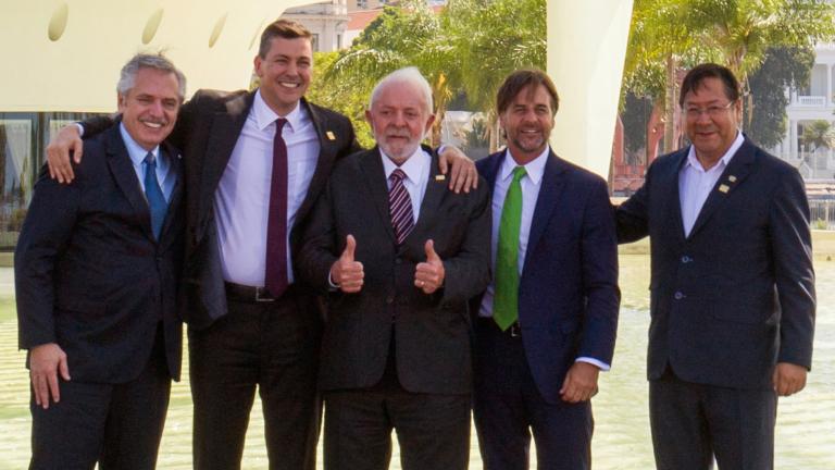 El Presidente de Argentina, Alberto Fernández, el Presidente de Paraguay, Santiago Peña, el Presidente de Brasil, Luiz Inácio Lula da Silva, el Presidente de Uruguay, Luis Lacalle Pou, y el Presidente de Bolivia, Luis Arce, posan para la foto oficial en el Museo del Mañana durante el segundo día de la cumbre del Mercosur en Río de Janeiro, Brasil, el 7 de diciembre de 2023. Foto: AFP