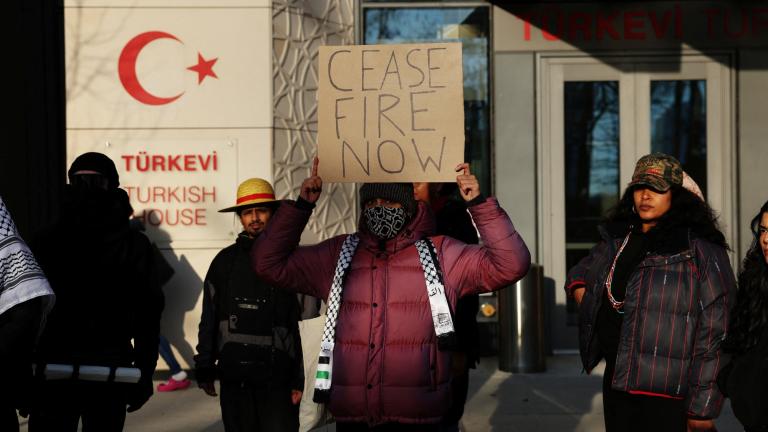 La gente se manifiesta frente a la sede de las ONU en Nueva York, para expresar solidaridad con los palestinos en Gaza. Foto: Reuters.