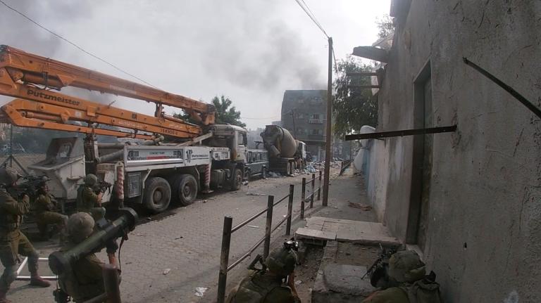 Soldados Israelíes operan en Jabalia, en el norte de la Franja de Gaza. Foto: Reuters.