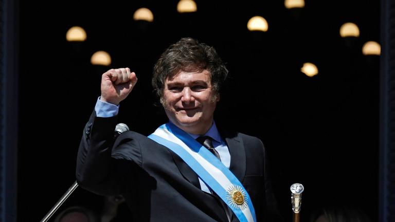 El nuevo presidente de Argentina, Javier Milei, desde un balcón del Palacio Presidencial de Casa Rosada durante su toma de protesta, en Buenos Aires el 10 de diciembre de 2023. Foto: AFP