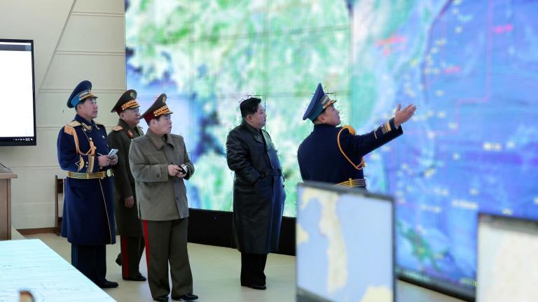 El líder norcoreano Kim Jong Un visita el cuartel general de la Fuerza Aérea del Ejército Popular de Corea. Foto: Reuters.