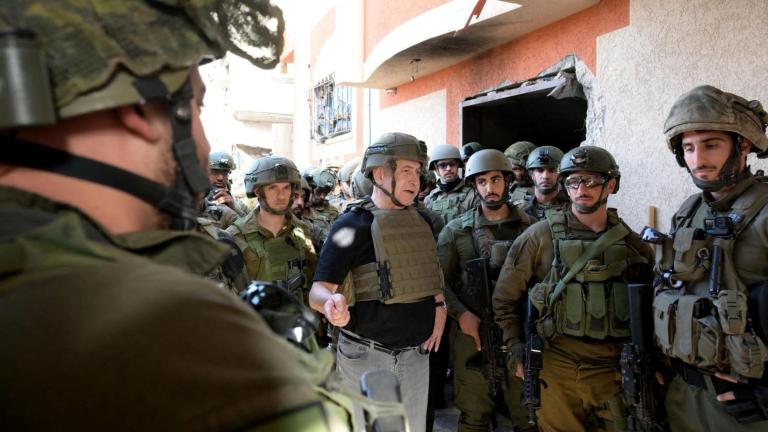 Netanyahu recorriendo las calles de la Franja de Gaza. Foto: Reuters.