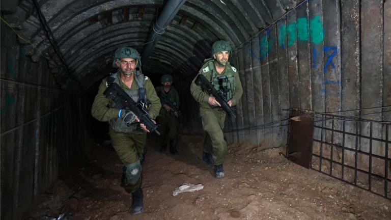 En esta imagen tomada durante un recorrido a medios, organizado por el ejército israelí el 15 de diciembre de 2023, los soldados visitan un túnel que, según se informa, Hamas utilizó para atacar a Israel a través del cruce fronterizo de Erez el 7 de octubre. Foto: AFP