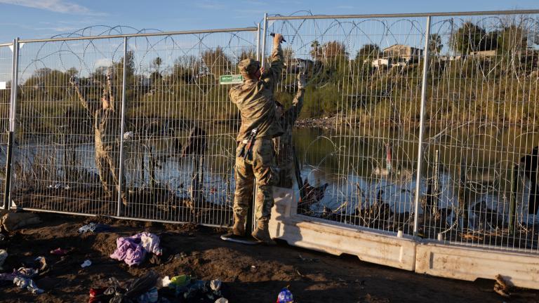  Un soldado de la Guardia Nacional de Texas coloca una cerca temporal en la orilla del río Grande en la frontera entre Estados Unidos y México el 19 de diciembre de 2023 en Eagle Pass, Texas.  Foto: AFP