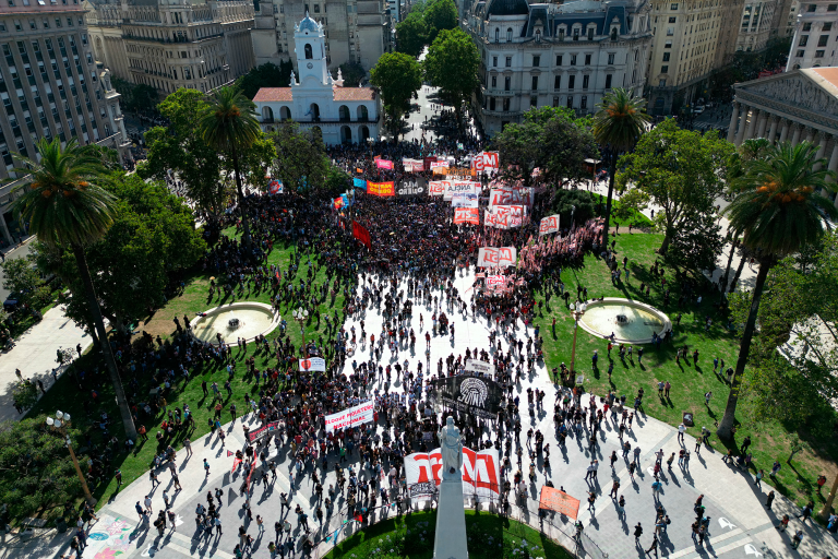 Argentinos salieron este miércoles a las calles de Buenos Aires para protestar contra los ajustes que ha comenzado a implementar Javier Milei a dos semanas de haber asumido el cargo como presidente. Foto: AFP